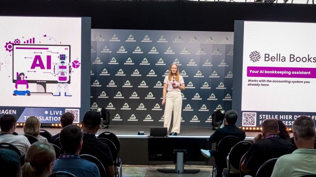 Erla Símonardóttir kynnir Bella Books á sviði í Düsseldorf